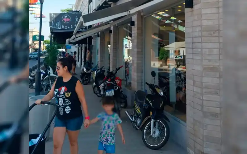 “Parece un taller de motos esta vereda”