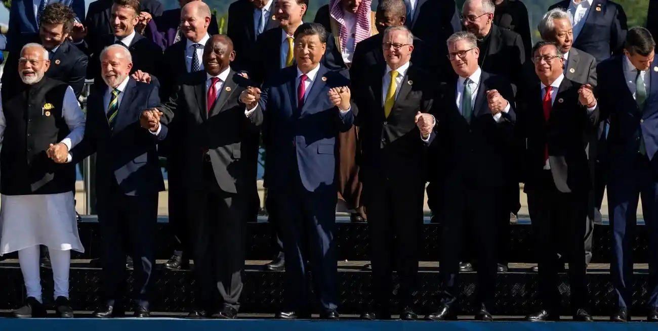 Casi todos. En la "foto de familia" del G20 no está el norteamericano Joe Biden que llegó al lugar justo cuando el grupo de líderes se empezaba a dispersar. Foto: REUTERS