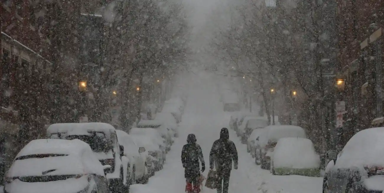 Las agencias estatales y federales han instado a la población a verificar el estado de las rutas y las condiciones de viaje antes de desplazarse.