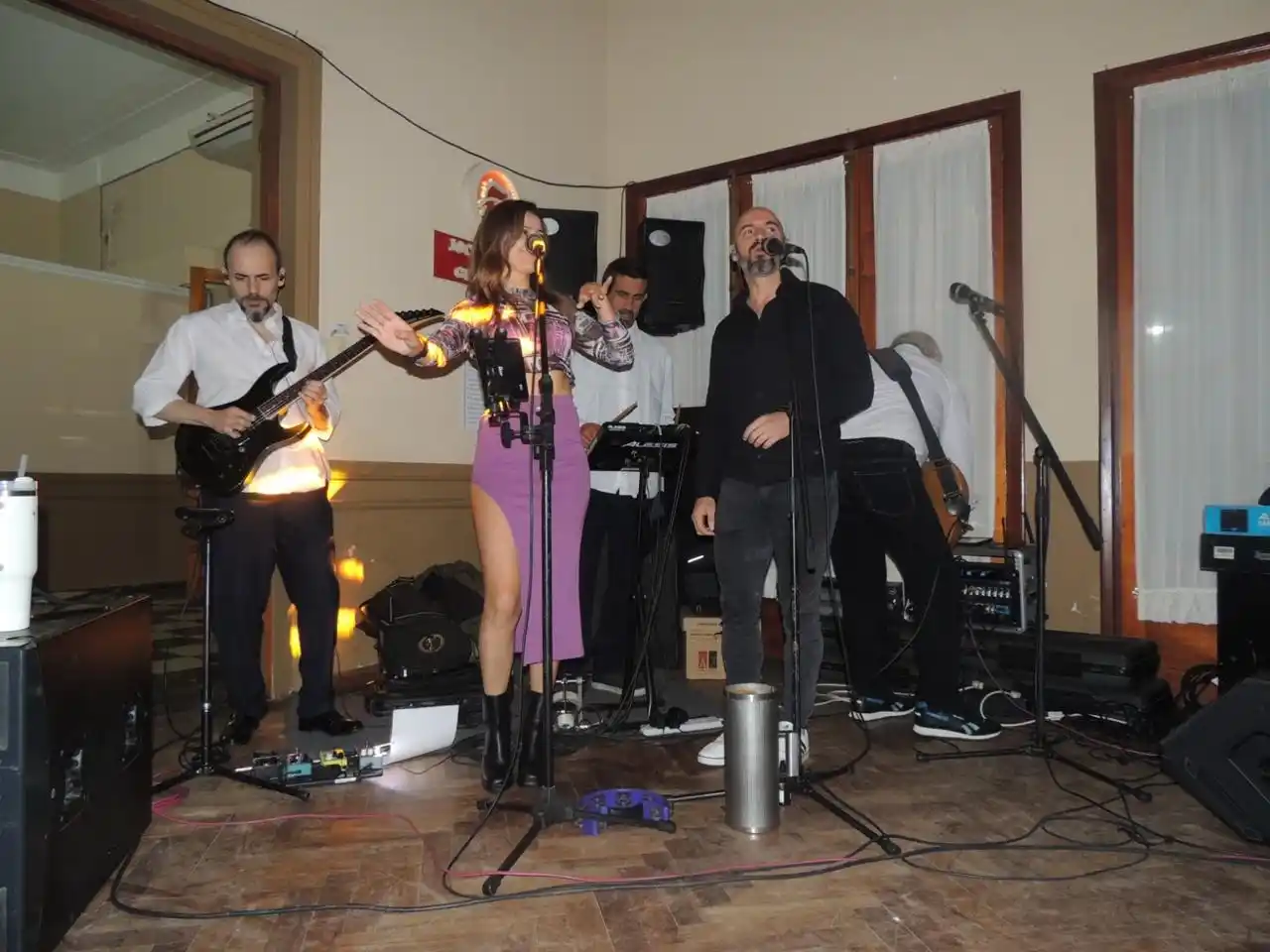 —Emanuel, ¿cuánto hace que estás en La 440? Emanuel Paniagua: Ya voy por dos años y un poquito más. Soy una de las voces junto con Vale. Tenemos la mejor onda y nos complementamos bien en el escenario.  —¿Qué caracteriza a la banda musicalmente? Emanuel Paniagua: Somos versátiles. La idea es que si hacemos un cuarteto, suene como un cuarteto auténtico; si es cumbia, que suene con ese ritmo característico. Nos adaptamos para que la gente se divierta y pase una linda fiesta. Nuestros shows suelen durar una hora y media aproximadamente.