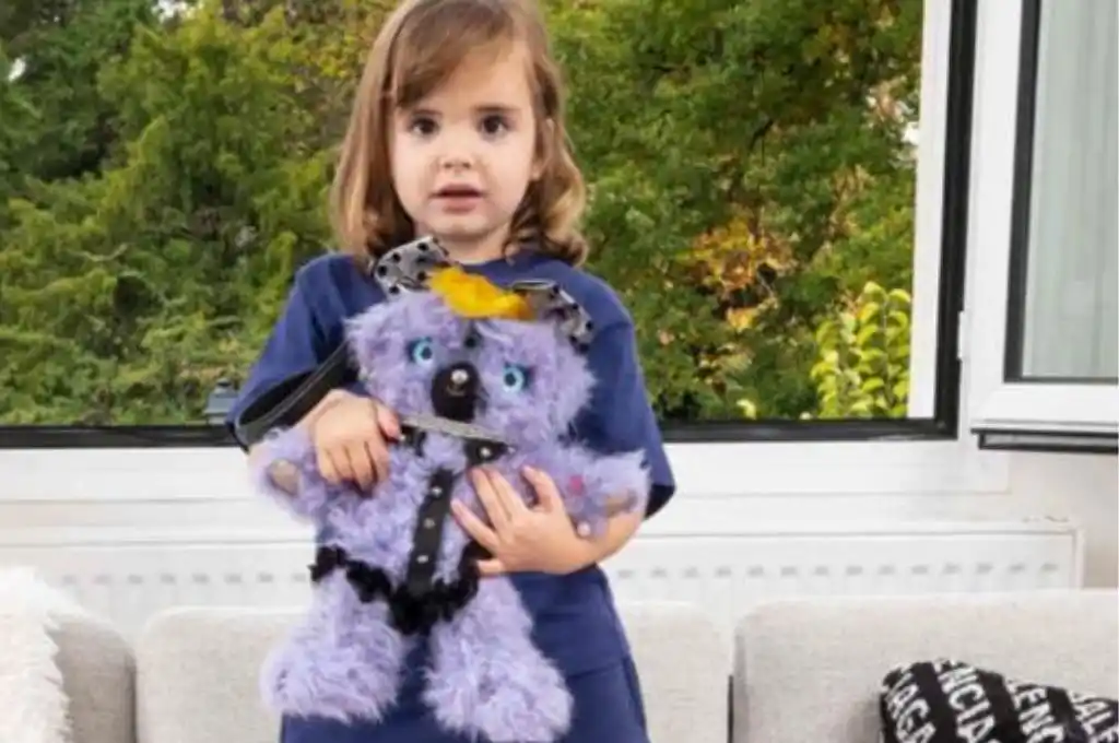 Escándalo: Balenciaga se disculpó por publicar su nueva colección con niños y accesorios sadomasoquistas