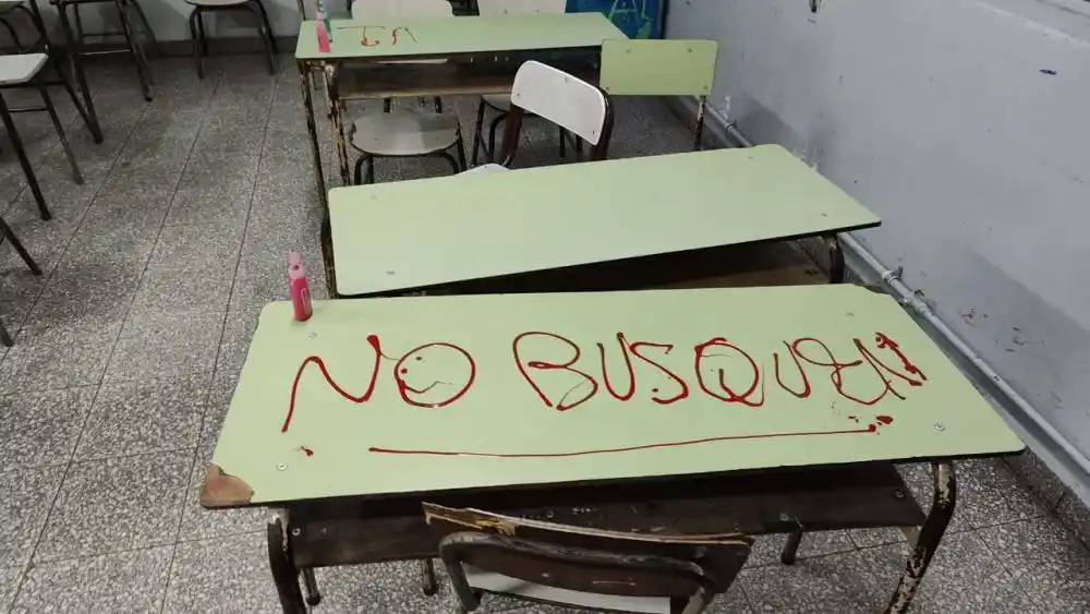 "No busquen más": grave ataque a una escuela de Bragado con mensajes amenazantes tras un robo previo