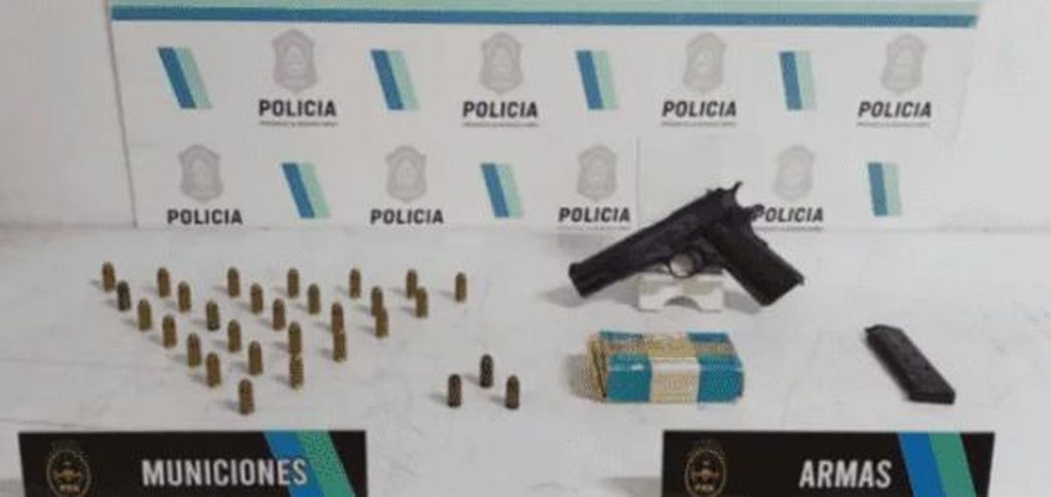 Secuestró a su madre a punta de pistola y le disparó a un mueble