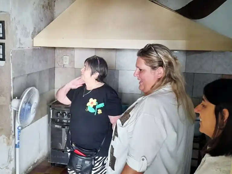 Zulma Iviglia (izq) junto a funcionarias municipales en el regreso a la sede.