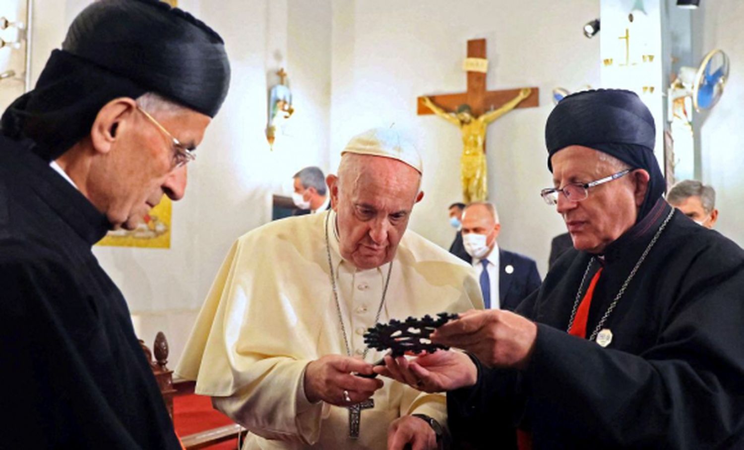 El Papa Francisco cuestionó a los centros de refugiados al cerrar su gira por Chipre