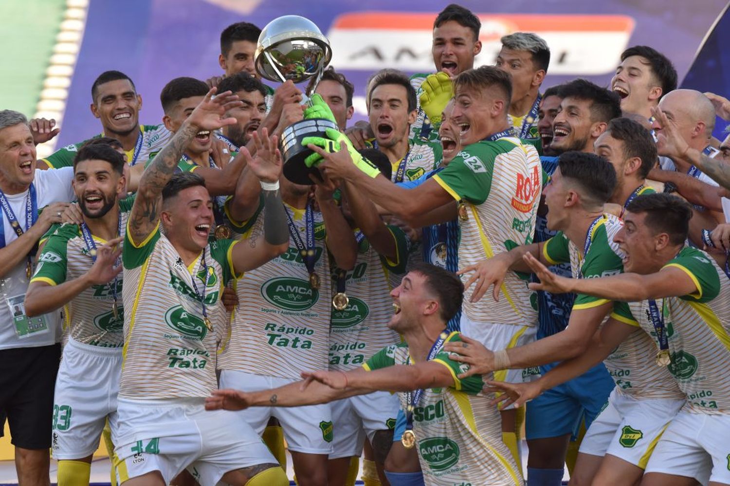 Con autoridad, Defensa goleó en Córdoba y se abrazó a su primer trofeo internacional