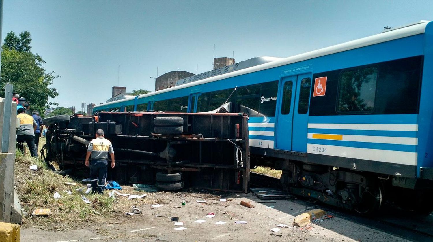 El tren Sarmiento chocó a un camión y hay al menos un herido