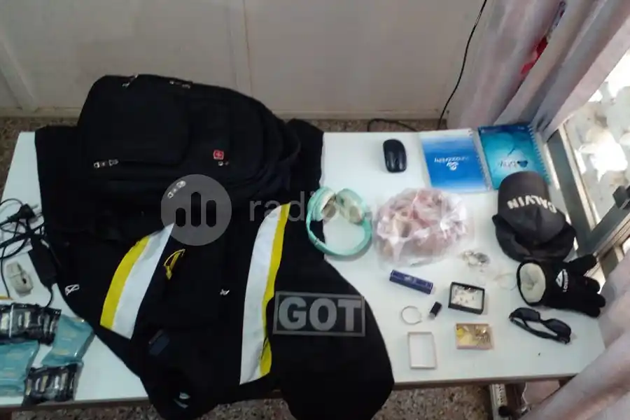 Aros, cadenas, anillos, reloj y hasta carne congelada: un menor de edad fue atrapado por robar en una casa