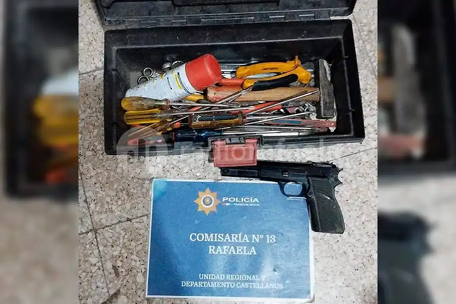 Atraparon a tres jóvenes con una caja de herramientas y un “arma de fuego”: uno de ellos tenía pedido de paradero