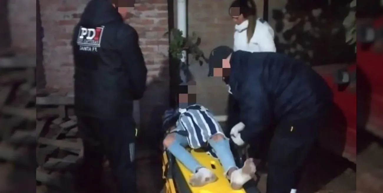 Tras arrojarse desde un techo, el malviviente fue asistido por personal de emergencias y trasladado al hospital Cullen. Crédito: El Litoral.