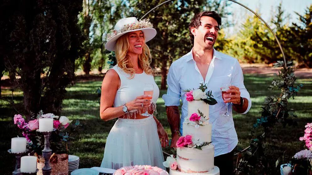 Nicole Neumann y Manu Urcera en su primer festejo de casamiento