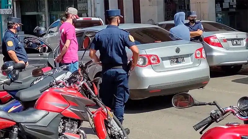 Discutió con un remisero en pleno centro y le apuntó con un arma