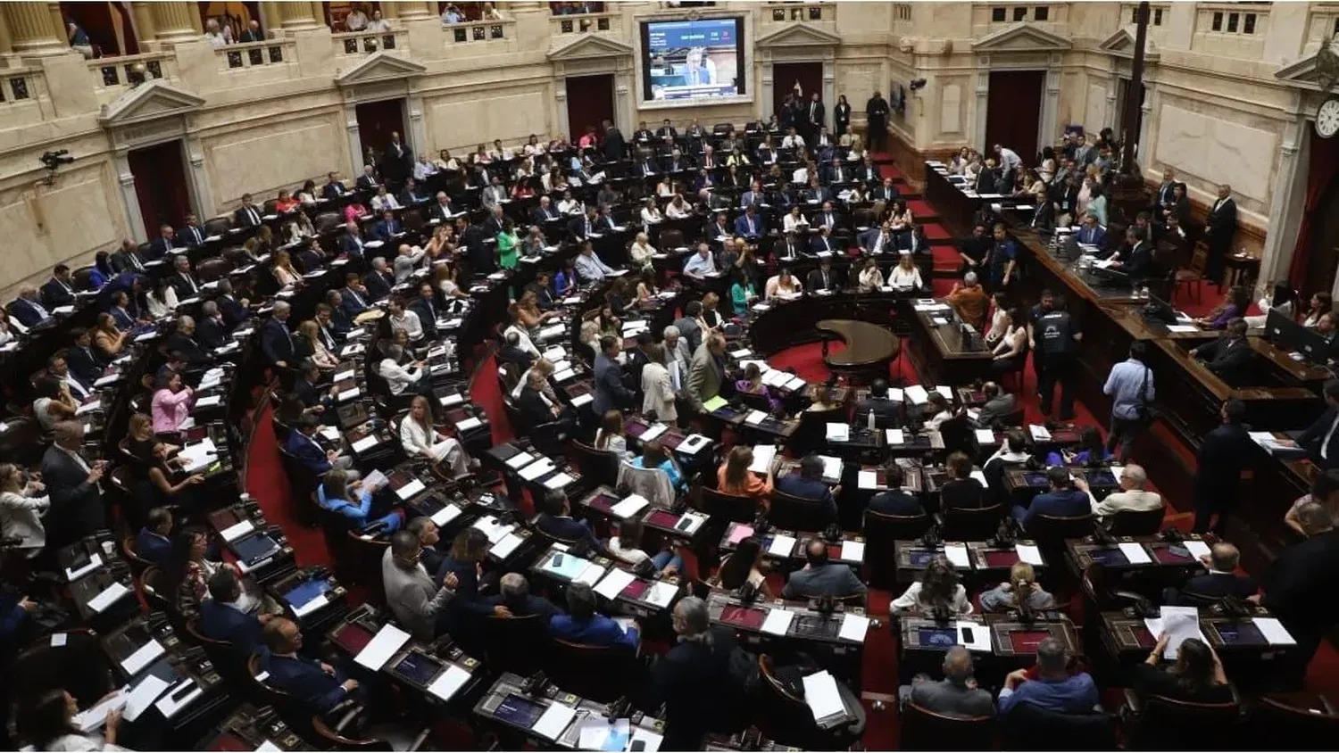 Opositores piden sesión en la Cámara de Diputados para rechazar el veto a la ley jubilatoria.