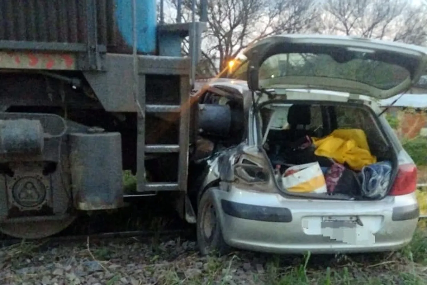 La locomotora impactó sobre el lado izquierdo de ese Peugeot. Dos mujeres terminaron en las vías y hubo cuatro lesionados en total.