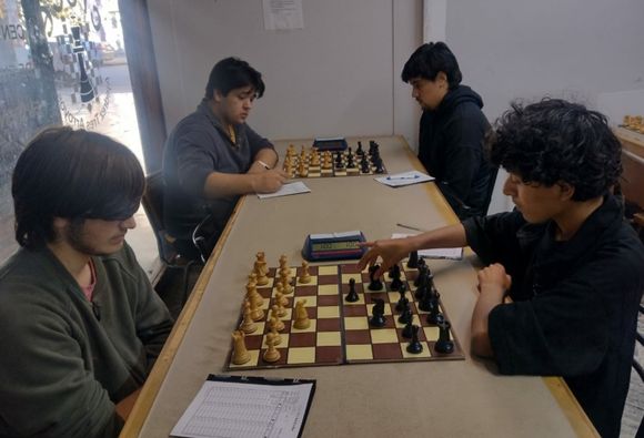 Matías López es líder del juvenil de ajedrez