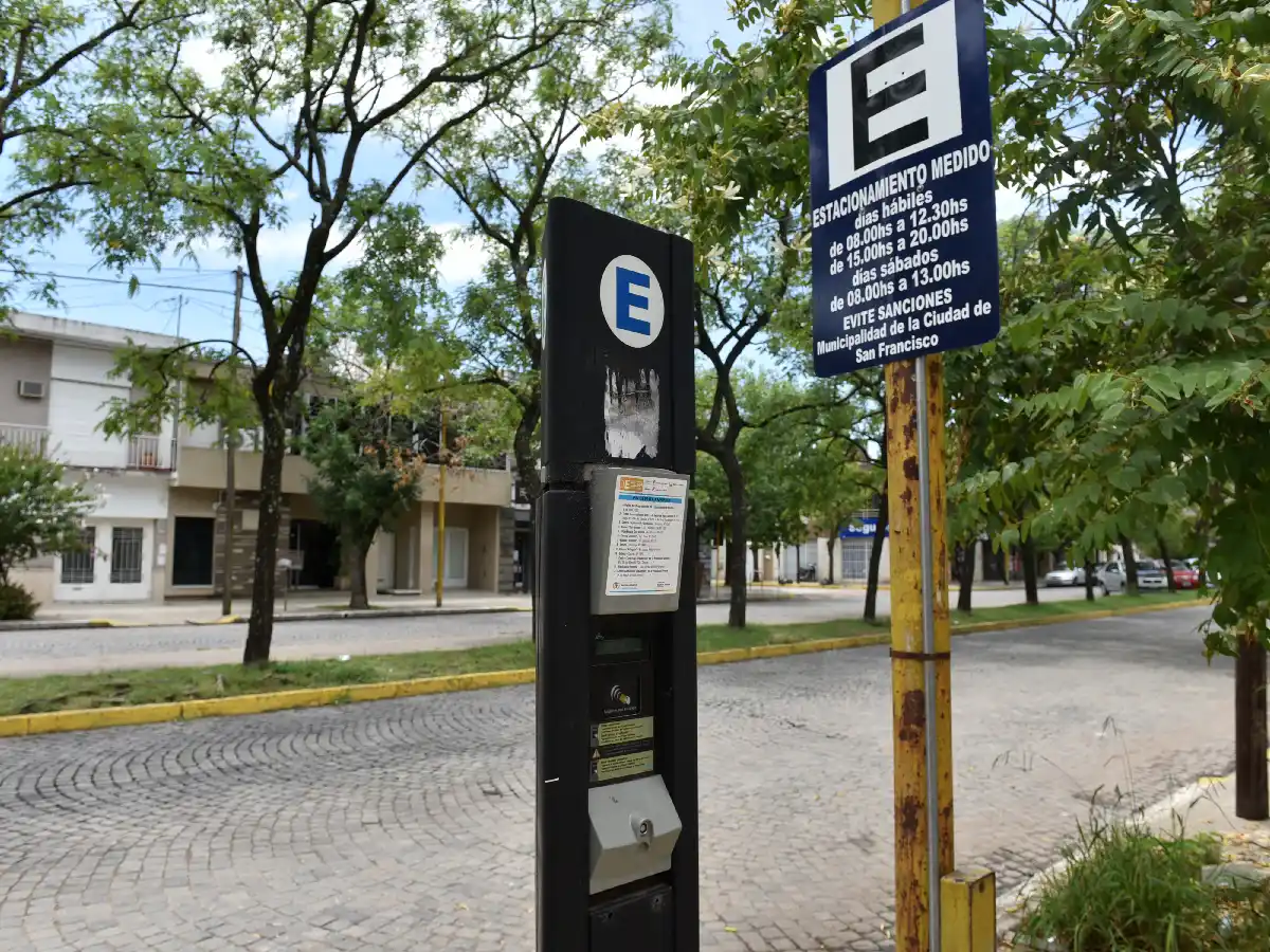 Aprueban demarcar espacios de estacionamiento medido