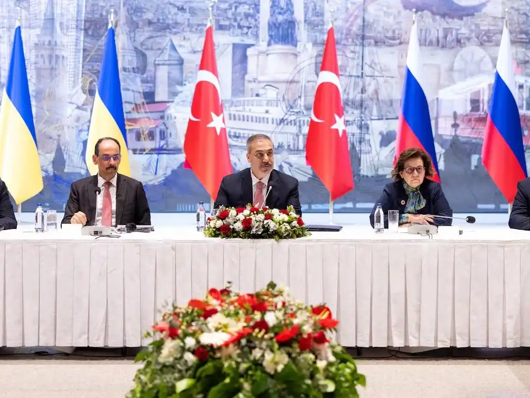 En el primer encuentro directo desde 2022, delegaciones de ambos países discuten la posibilidad de un cara a cara entre Putin y Zelenski.