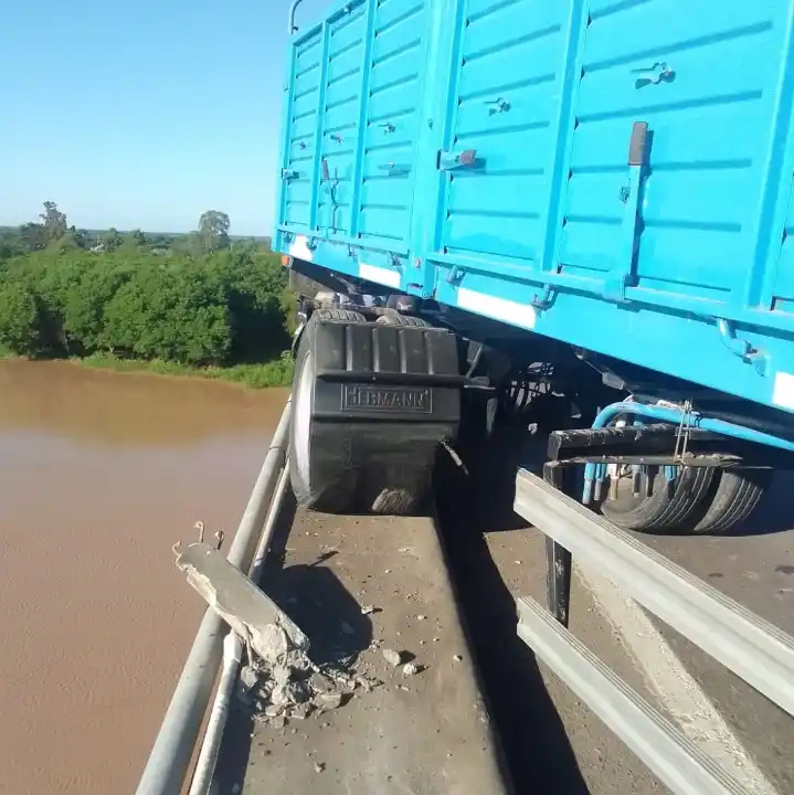 Un acoplado se desenganchó y causó demoras en el puente que une Formosa con Chaco