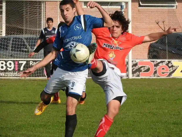 Deportivo le ganó a Central Larroque y sigue prendido