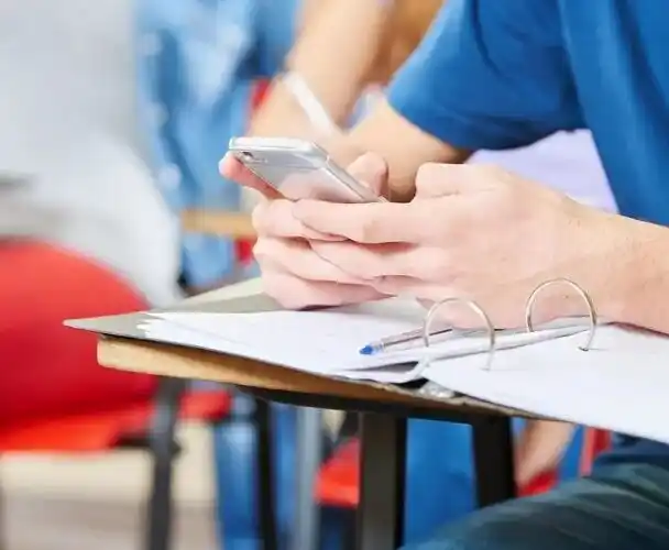 Proponen prohibir el uso de celulares en las aulas entrerrianas