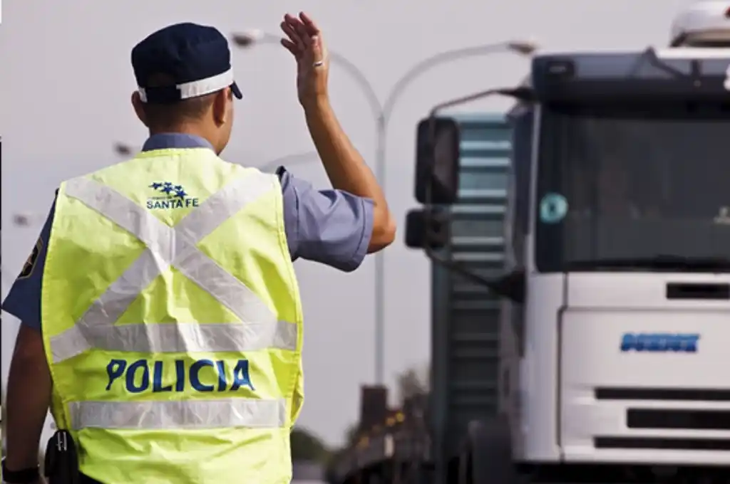 El oficial agredido fue trasladado al Samco local para constatar lesiones.