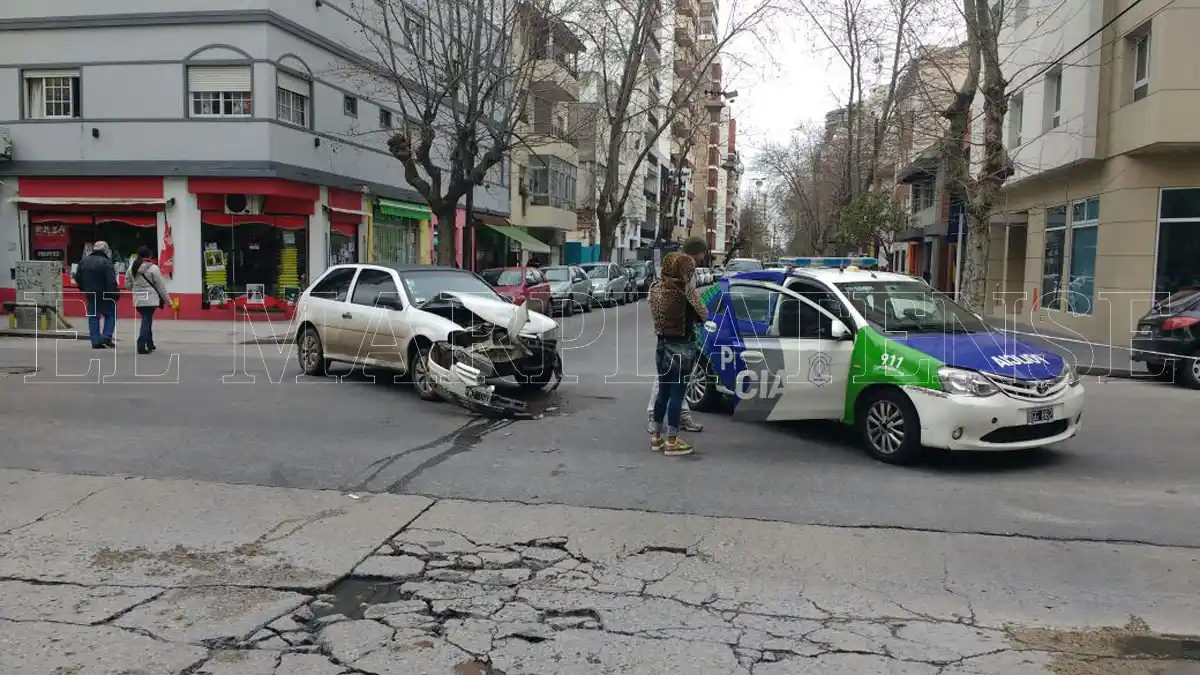 Dos vehículos protagonizaron un fuerte choque en La Perla