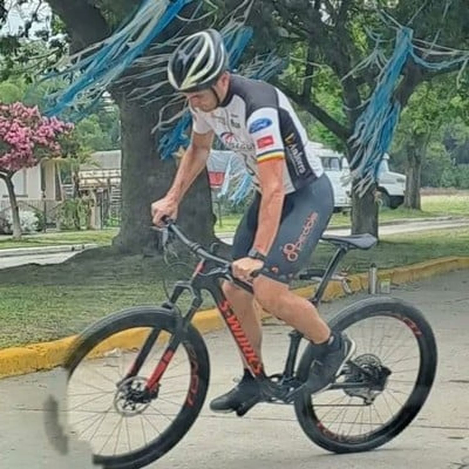 Scaloni paseó por Pujato andando en bicicleta