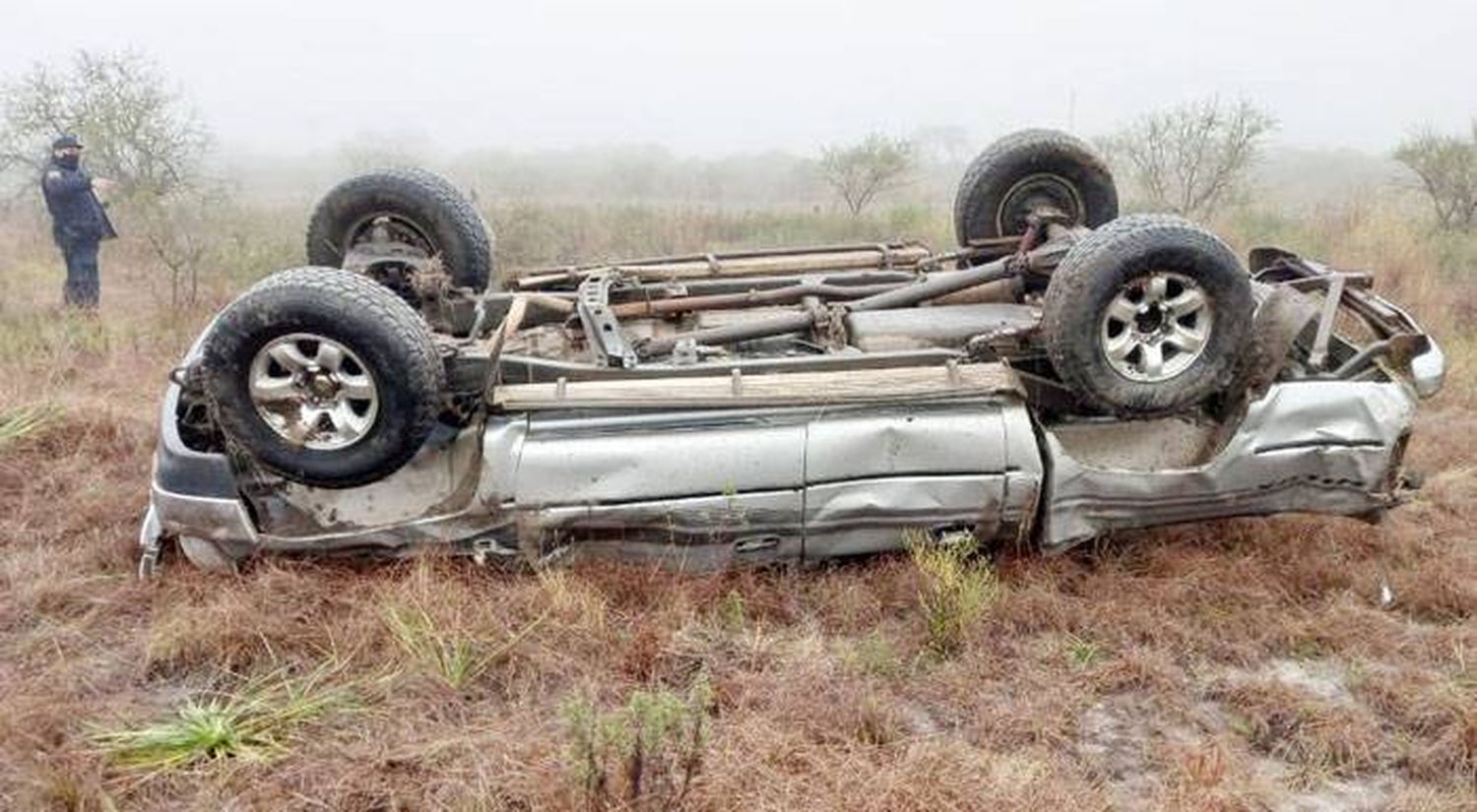 Camioneta ocupada  por cinco jóvenes volcó cerca  de Los Conquistadores y una  menor sufrió graves lesiones