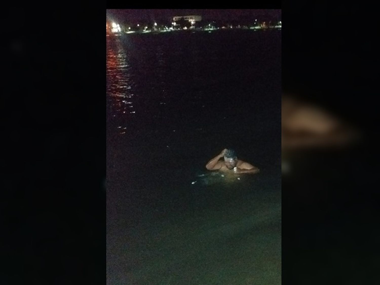 Patagones: Tras estar sin agua en su casa desde hace días, se fue a bañar al río