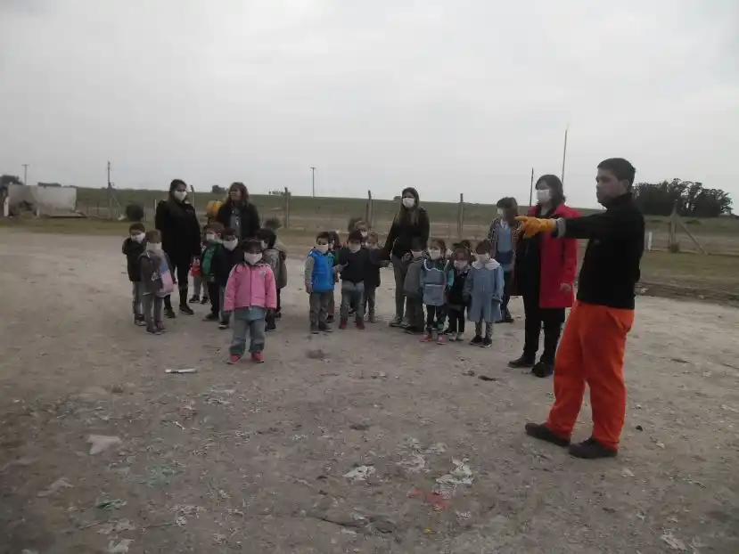 SAN CAYETANO: Alumnos del Jardín 902 visitaron la  Planta de Tratamiento