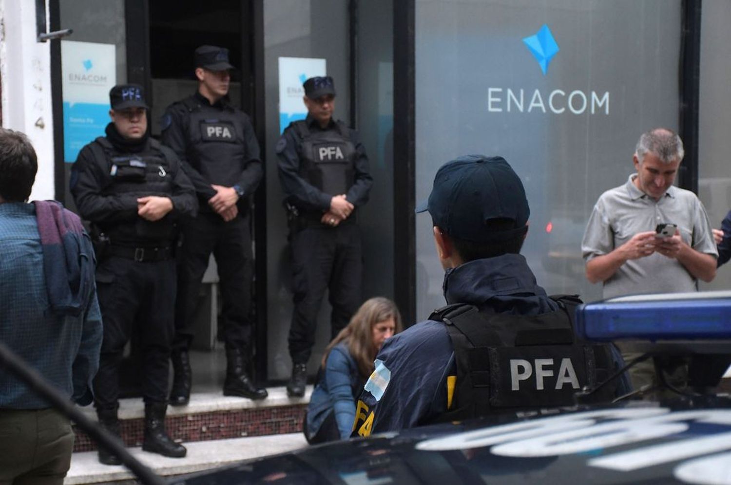 Desde primera hora de la mañana, las protestas se replicaron en organismos estatales de todo el país e incluyó fuertes momentos de tensión en las dependencias porteñas de la Secretaría de Trabajo, INADI, CCK y Conicet. En la ciudad de Santa Fe, la imagen fue el cierre de la delegación del Enacom, con custodia de personal policial impidiendo el ingreso de los trabajadores al edificio.