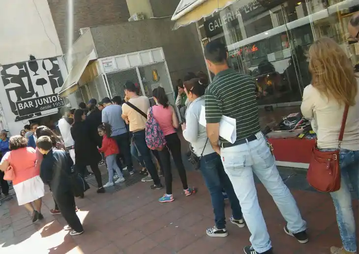 Largas colas para adquirir el bono