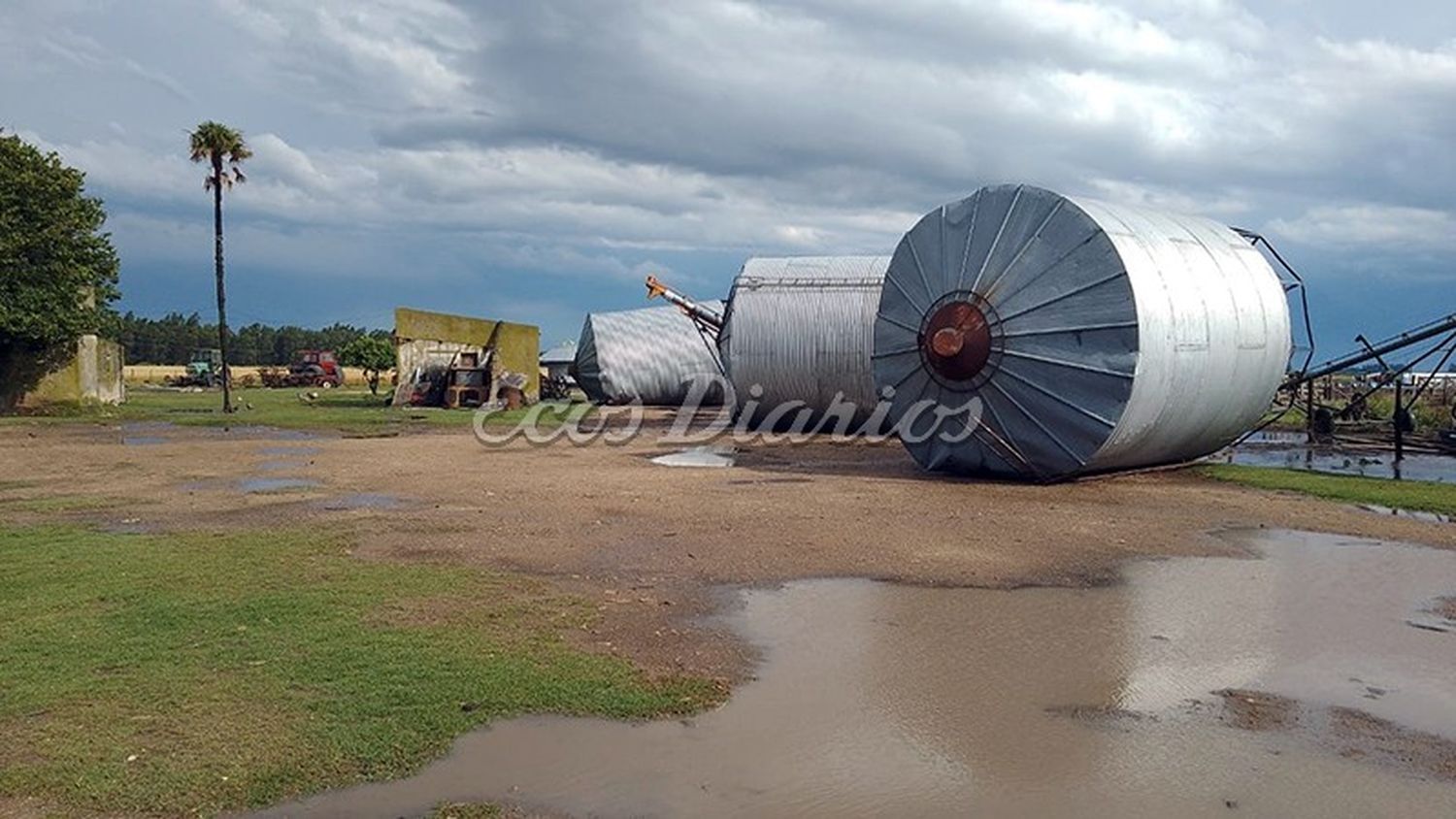 Gentileza Radio Ciudad Lobería - Impactante imagen. El temporal dio por tierra con numerosos silos