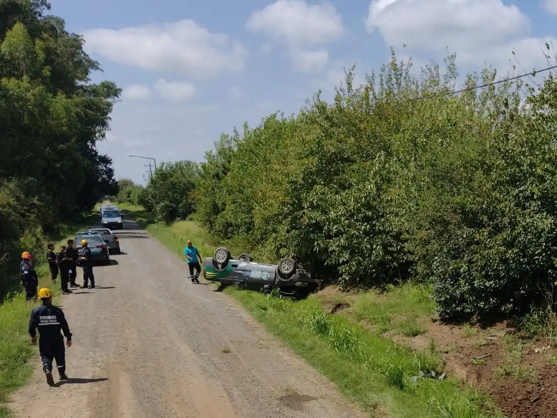 La camioneta Saveiro terminó volcada a la vera de la calle, dentro de una zanja.