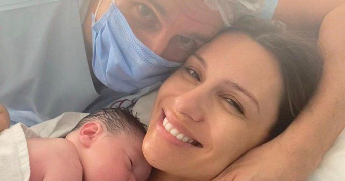 Pampita compartió imágenes del parto de su hija Ana