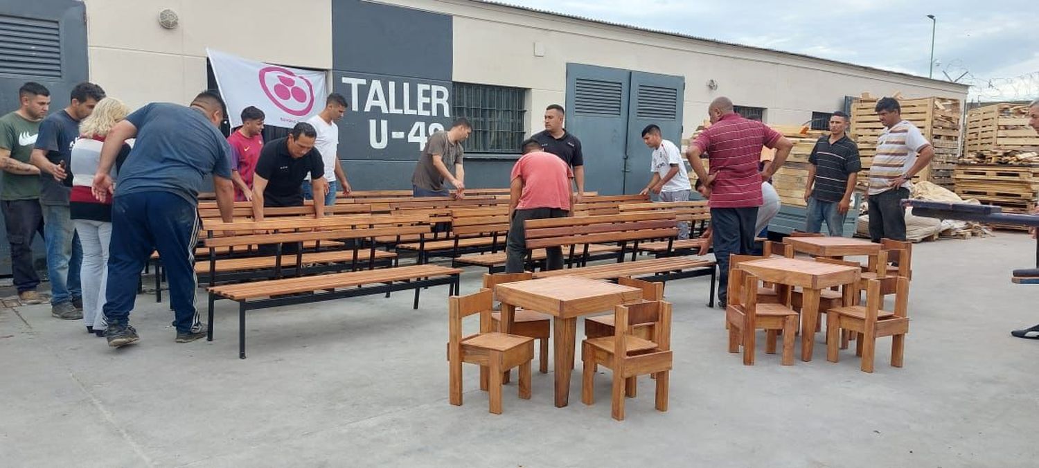 Reclusos de dos cárceles de San Martín fabricaron muebles y juguetes para un hospital, un colegio y un comedor