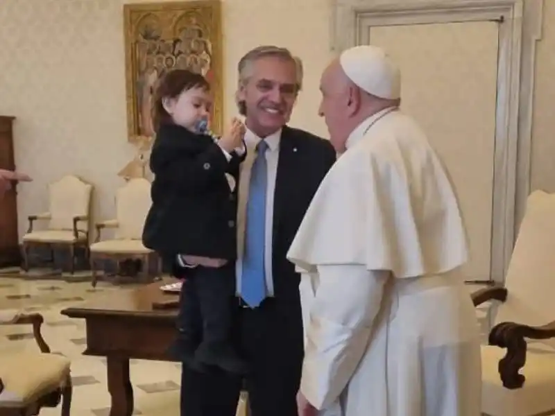 El papa Francisco recibió al expresidente Alberto Fernández en la Biblioteca del Vaticano
