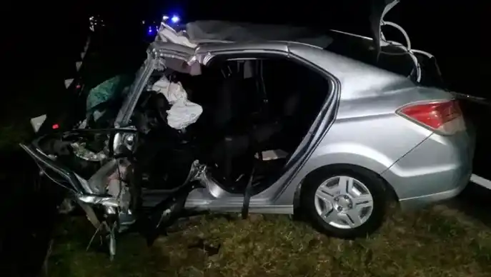 Siniestro vial trágico: Una mujer murió y hay otros tres heridos por el impacto de un auto contra un camión