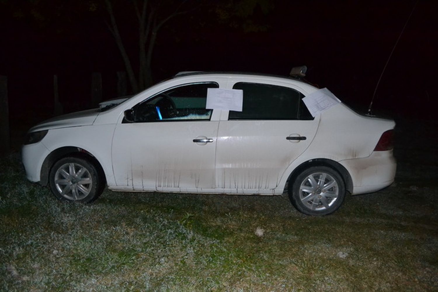 Detienen a dos hombres que cargaban un vacuno en el baúl de un remis