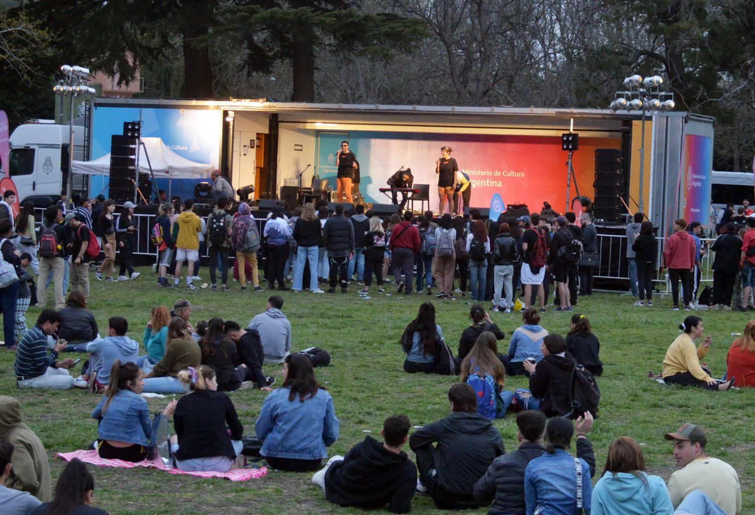 Jóvenes de Tandil disfrutaron de la novedosa propuesta que ofreció el Camión Cultural de Tecnópolis