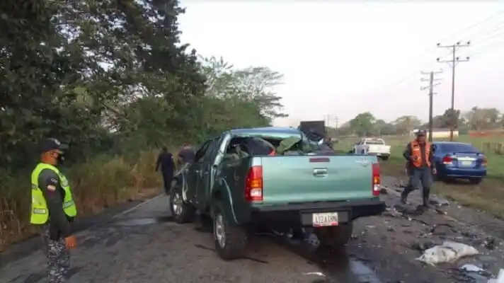 MUERE FAMILIA COMPLETA en aparatoso accidente en Barinas: chocaron contra un camión