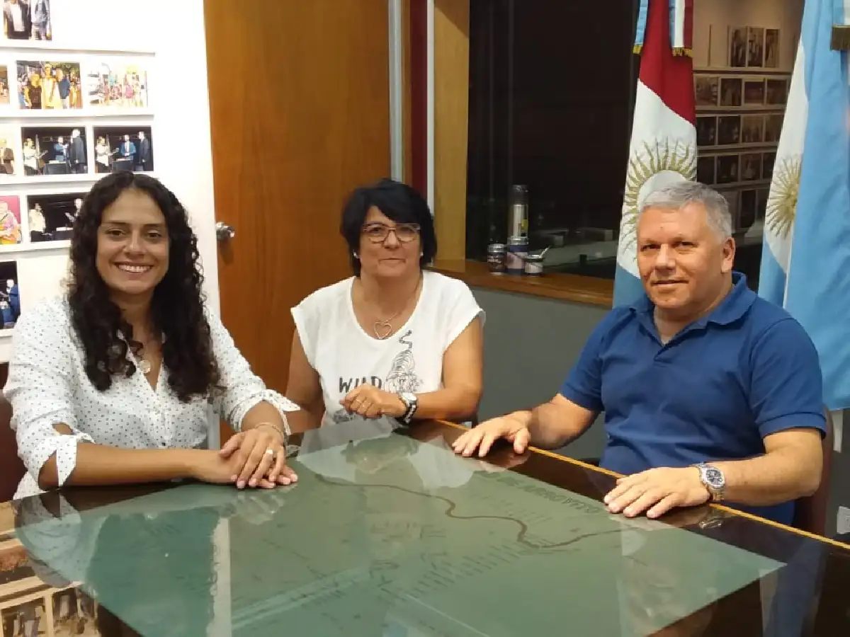  El Xanaes, de fiesta: piraguas, bicis y motos desafían al río a  20 años de la popular travesía   