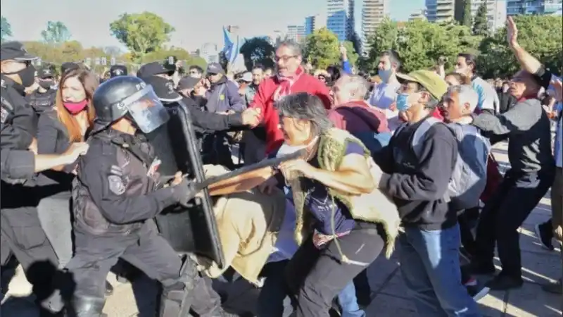 Disturbios en el Monumento a la Bandera