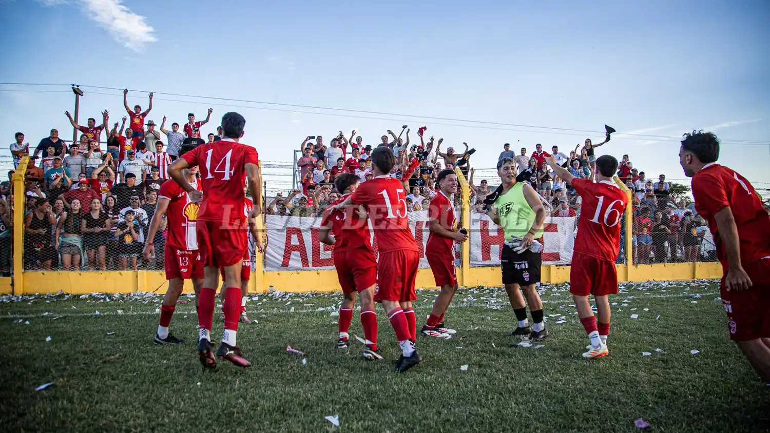 El festejo de jugadores de Huracán Ciclista ante su hinchada, el domingo en la cancha de Boca