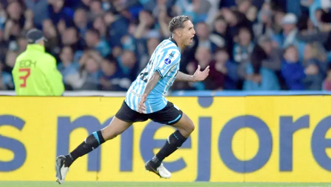 Agustín Almendra celebra el 1-0, el gol más rápido en la historia de Racing.