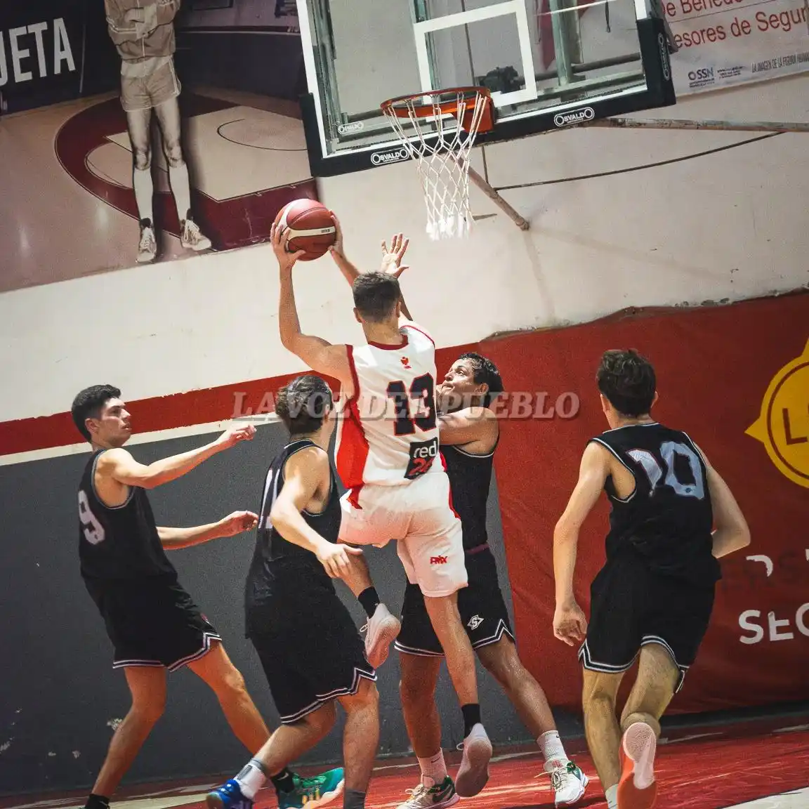 Iraola, de Huracán atacó la pintura y lo rodean cuatro “Bichos”: Frapiccini (9), Sandoval (11) , D’María (lo marca de frente) y Onzari (10)