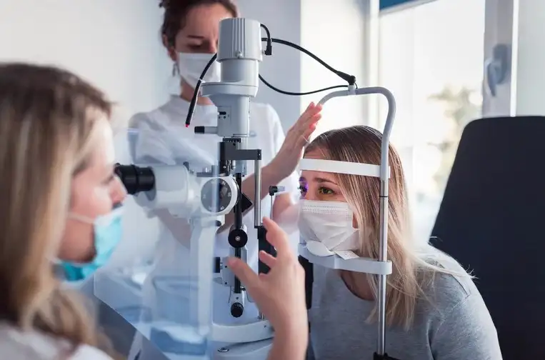 La neuromielitis óptica provoca daños en los nervios del ojo y en la médula espinal, los cuales se acumulan a través de las recaídas.