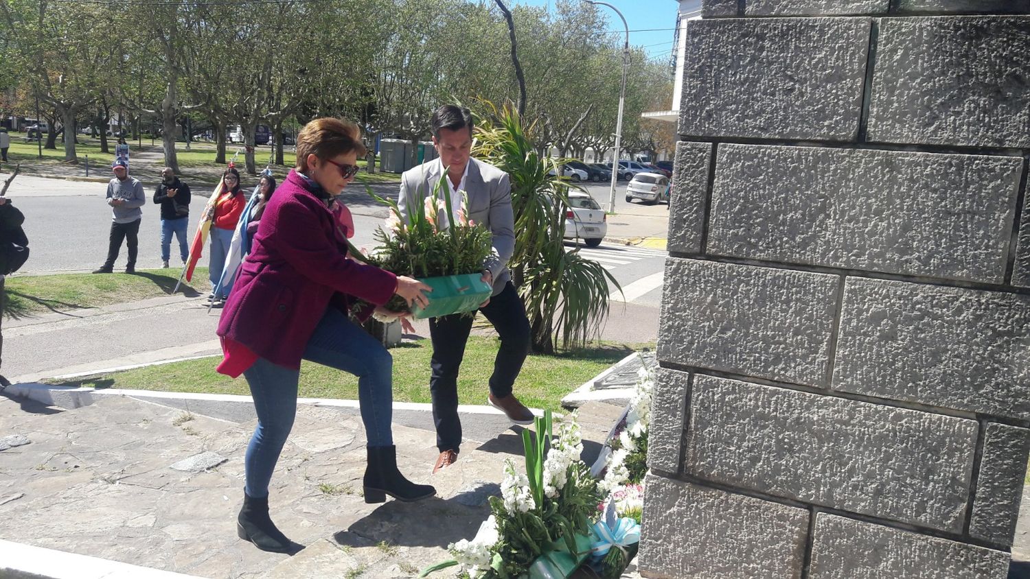 Ofrendas y emoción en el homenaje a los fundadores