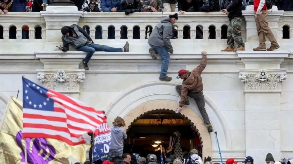 Condenan a 22 años a exlíder de grupo ultraderechista y simpatizante de Trump por asalto al Capitolio