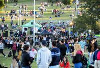 Miles de estudiantes se congregaron en la Plaza de las Banderas para celebrar su día